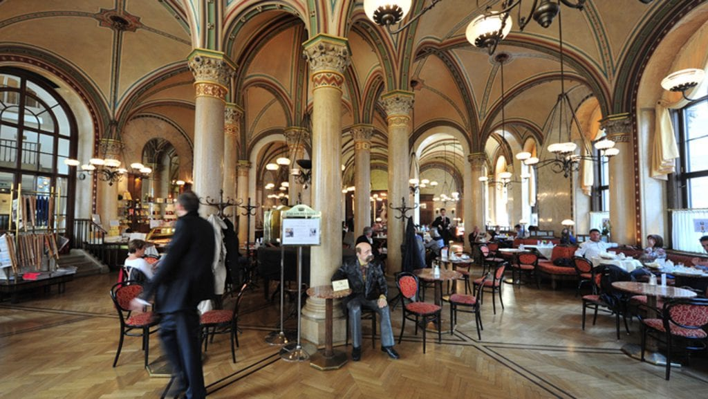 Eines der Café-Highlights ist das Café Central – bekannt vor allem durch Stammgäste wie Freud oder Lenin. / Foto: Philipp von Ostau